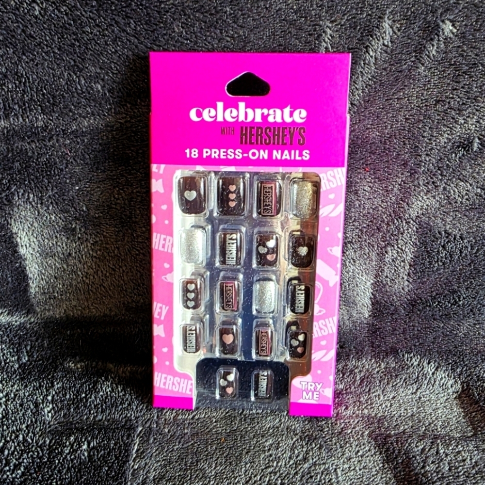 New adult celebrate WITH HERSHEY'S 18 press-on nails for Valentine's day, Easter